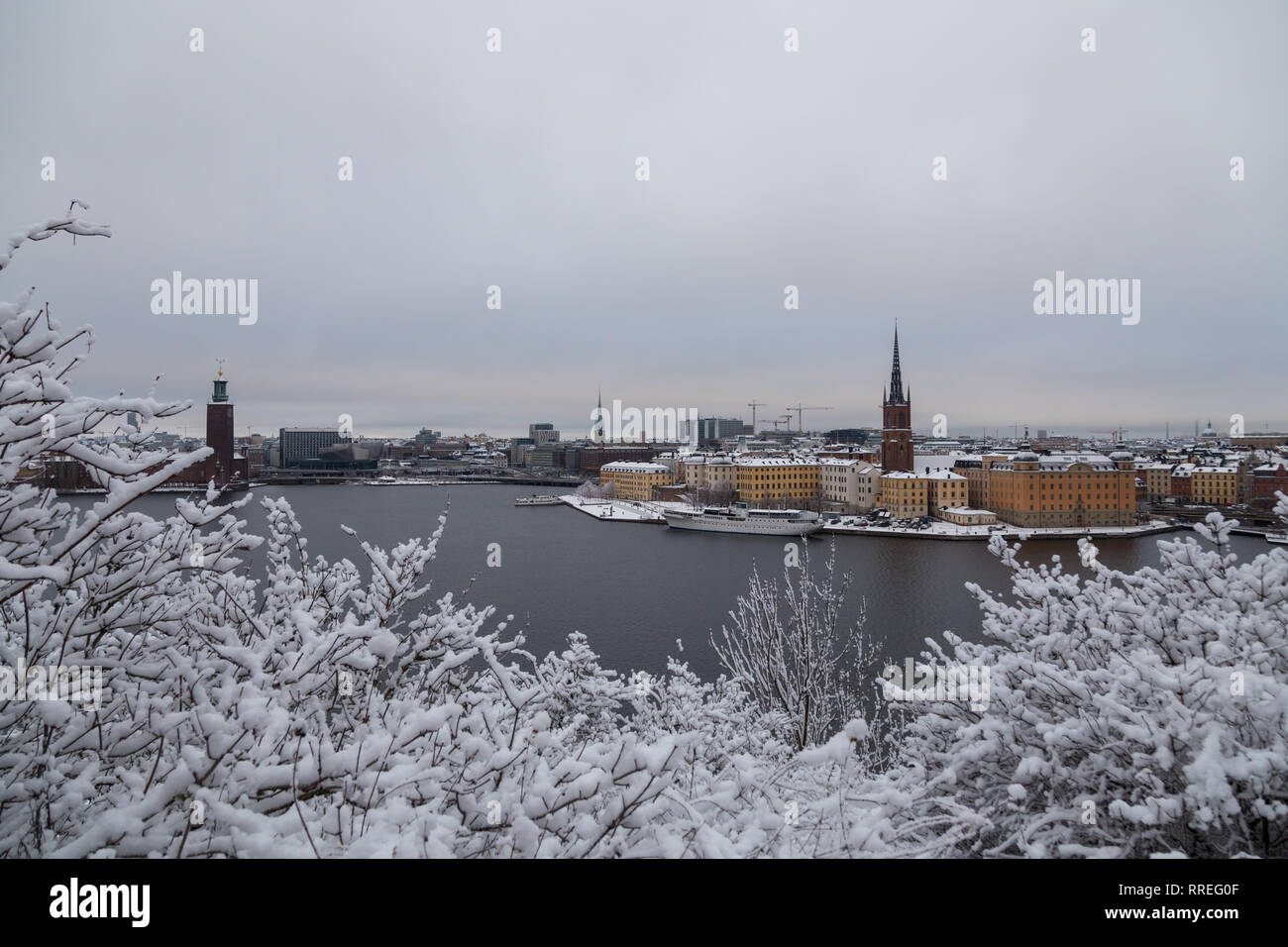 12.17.2019 Redazione Stoccolma Svezia, vista del Municipio e Riddarholmen e il fiume su un inverno nevoso giorno Foto Stock