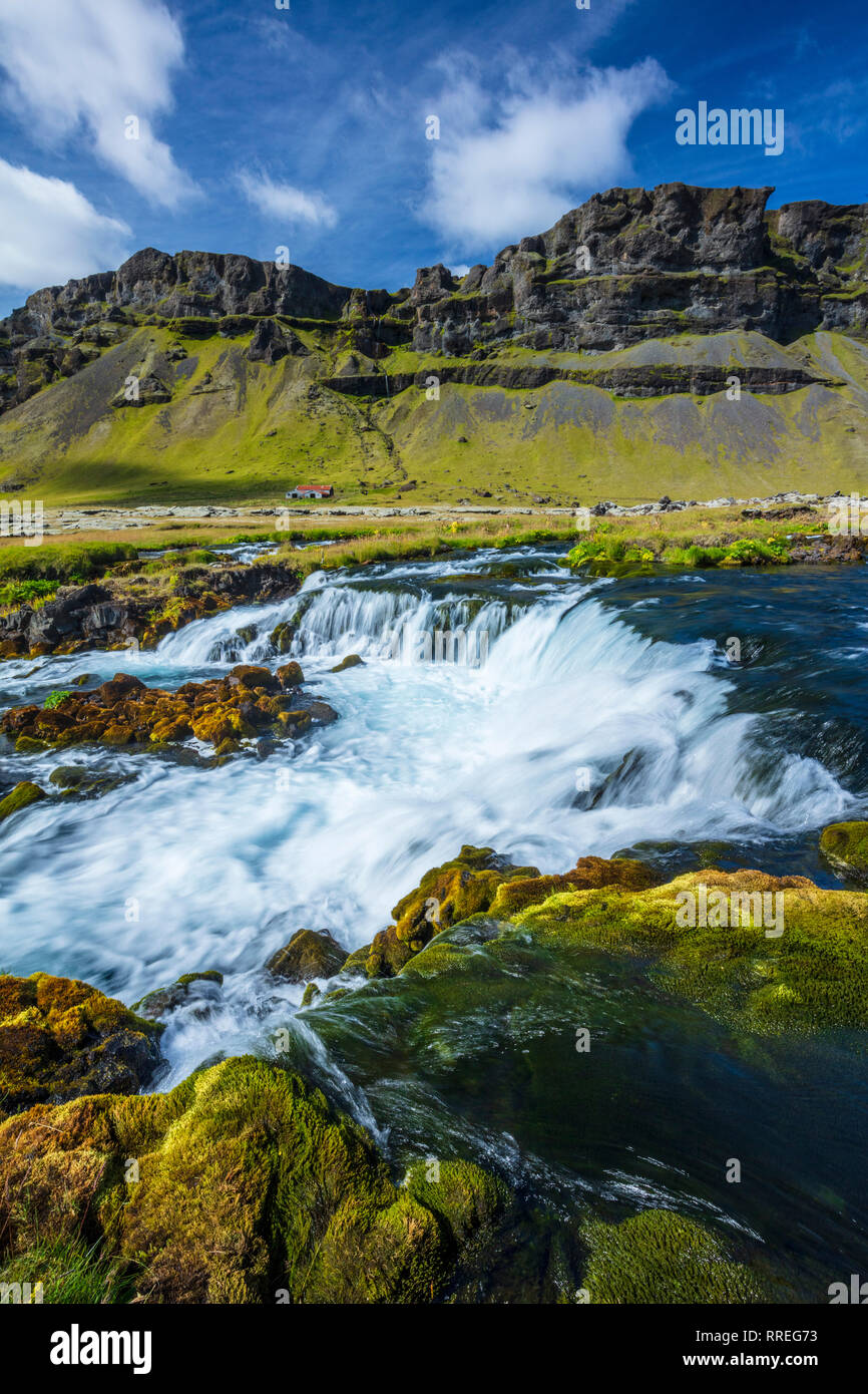 Agriturismo remoto accanto al fiume Odulbruara, Brunasandur. Sudhurland, sud dell'Islanda. Foto Stock