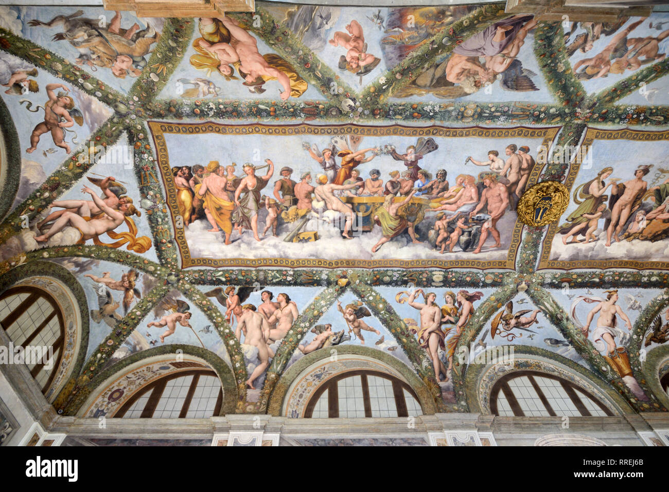 Il soffitto dipinto della Loggia di Cupido & Psiche (1518) da Raphaël, nel rinascimento Villa Farnesina, costruito 1506-1510, Trastevere Roma Italia Foto Stock
