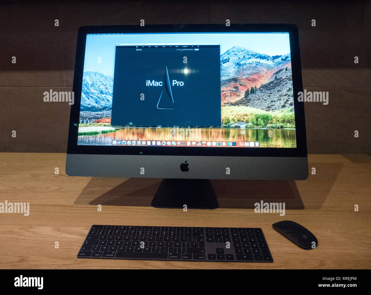Parigi, Francia - Jan 10, 2018: Nuovo Apple iMac Pro computer workstation in Apple Store - lo spazio grigio workstation dotate di CPU Intel Xeon e RADEON GPU Vega Foto Stock