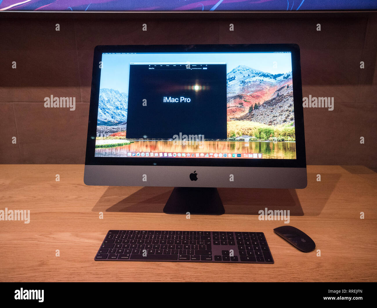 Parigi, Francia - Jan 10, 2018: Nuovo Apple iMac Pro computer workstation in Apple Store - lo spazio grigio workstation dotate di CPU Intel Xeon e RADEON GPU Vega Foto Stock