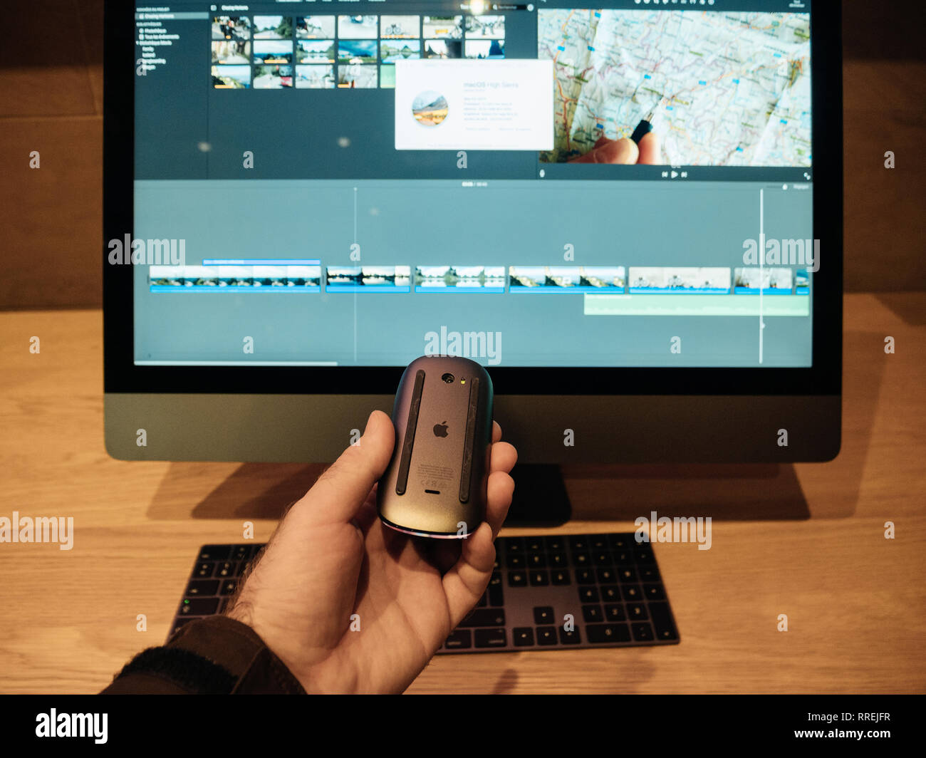 Parigi, Francia - Jan 10, 2018: Nuovo Apple iMac Pro computer workstation in Apple Store - lo spazio grigio workstation dotate di CPU Intel Xeon e RADEON GPU Vega uomo con Magic Mouse Foto Stock