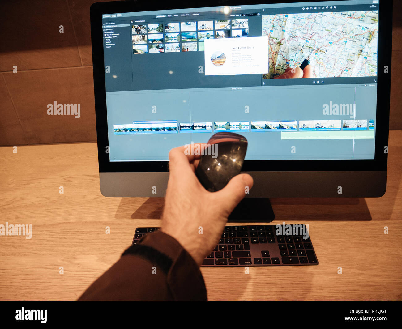 Parigi, Francia - Jan 10, 2018: il cliente tenendo il Magic Mouse vicino al nuovo Apple iMac Pro computer workstation in Apple Store - lo spazio grigio workstation dotate di CPU Intel Xeon e RADEON GPU Vega Foto Stock