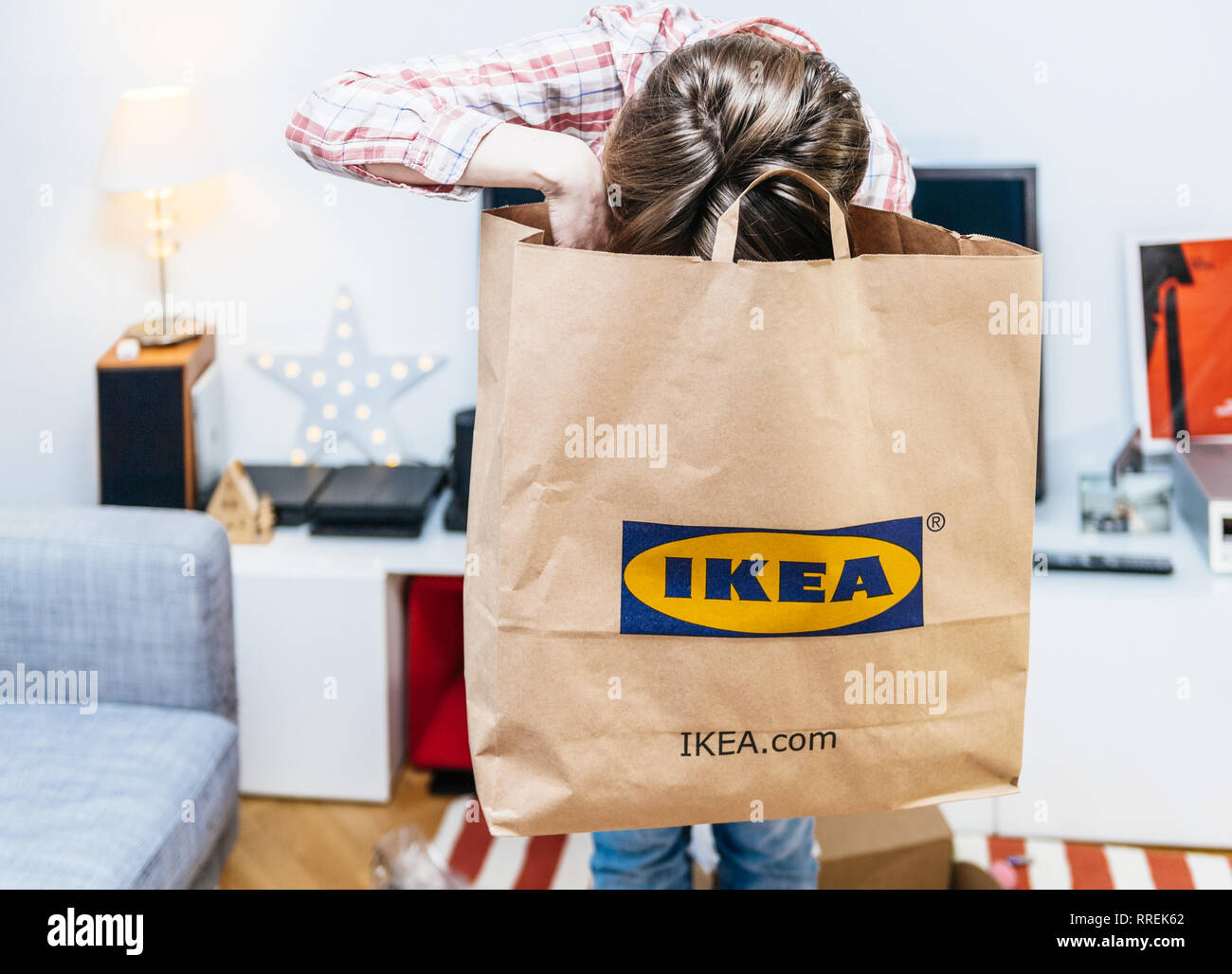 Parigi, Francia - 2 dic. 2018: Elegante donna francese tenendo un grande  giornale IKEA sacchetto pieno con la merce dal famoso mobili svedesi  rivenditore - testa nella sacca alla ricerca di oggetti Foto stock - Alamy
