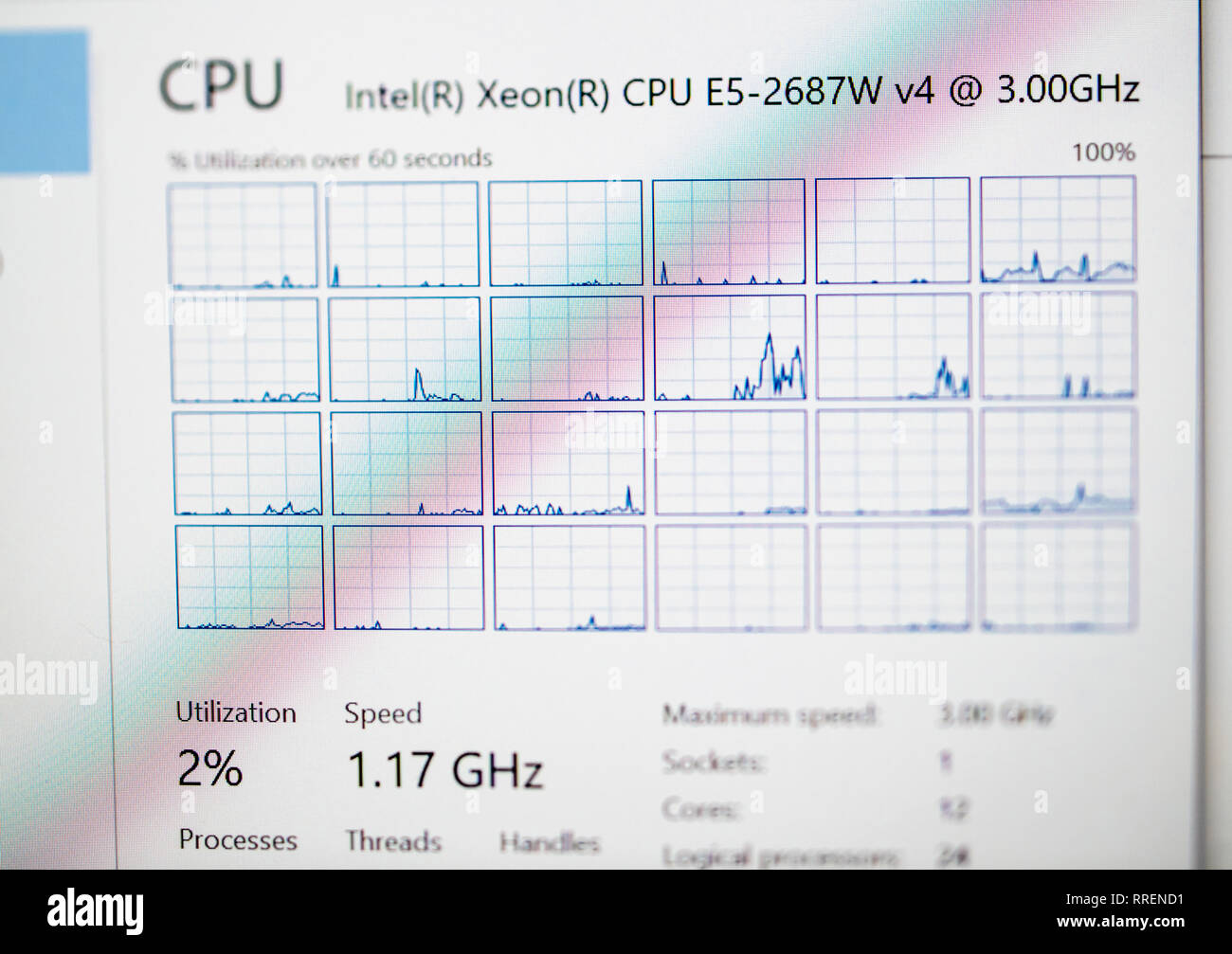 Parigi Francia - Ott 24 2018: il carico della CPU per Intel Xeon E5-2687W V4 CPU in un potente workstation Dell Precision Foto Stock