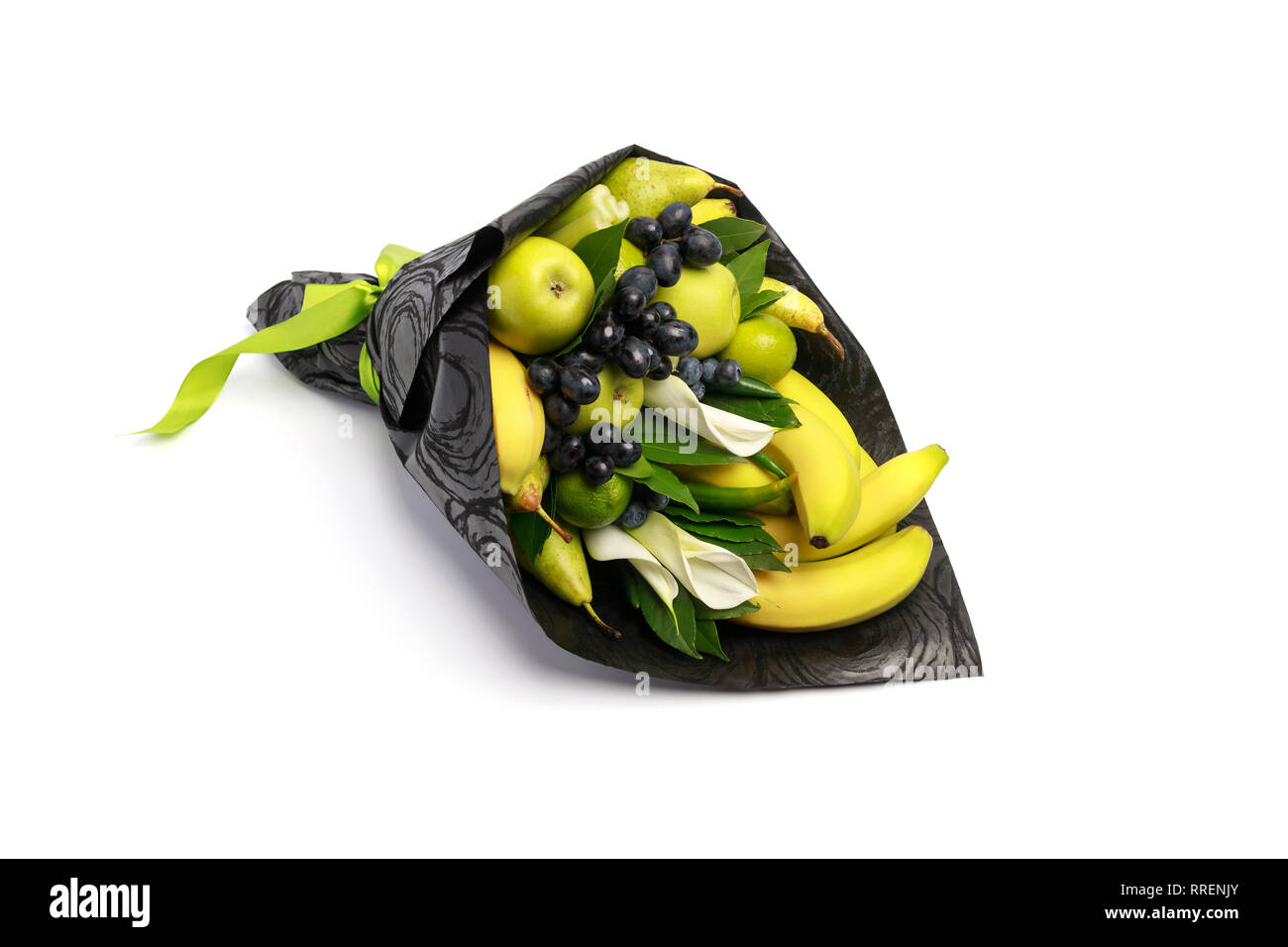 Insolito bouquet commestibile costituito di banane, pere, mele, calce e uve nere su sfondo bianco Foto Stock