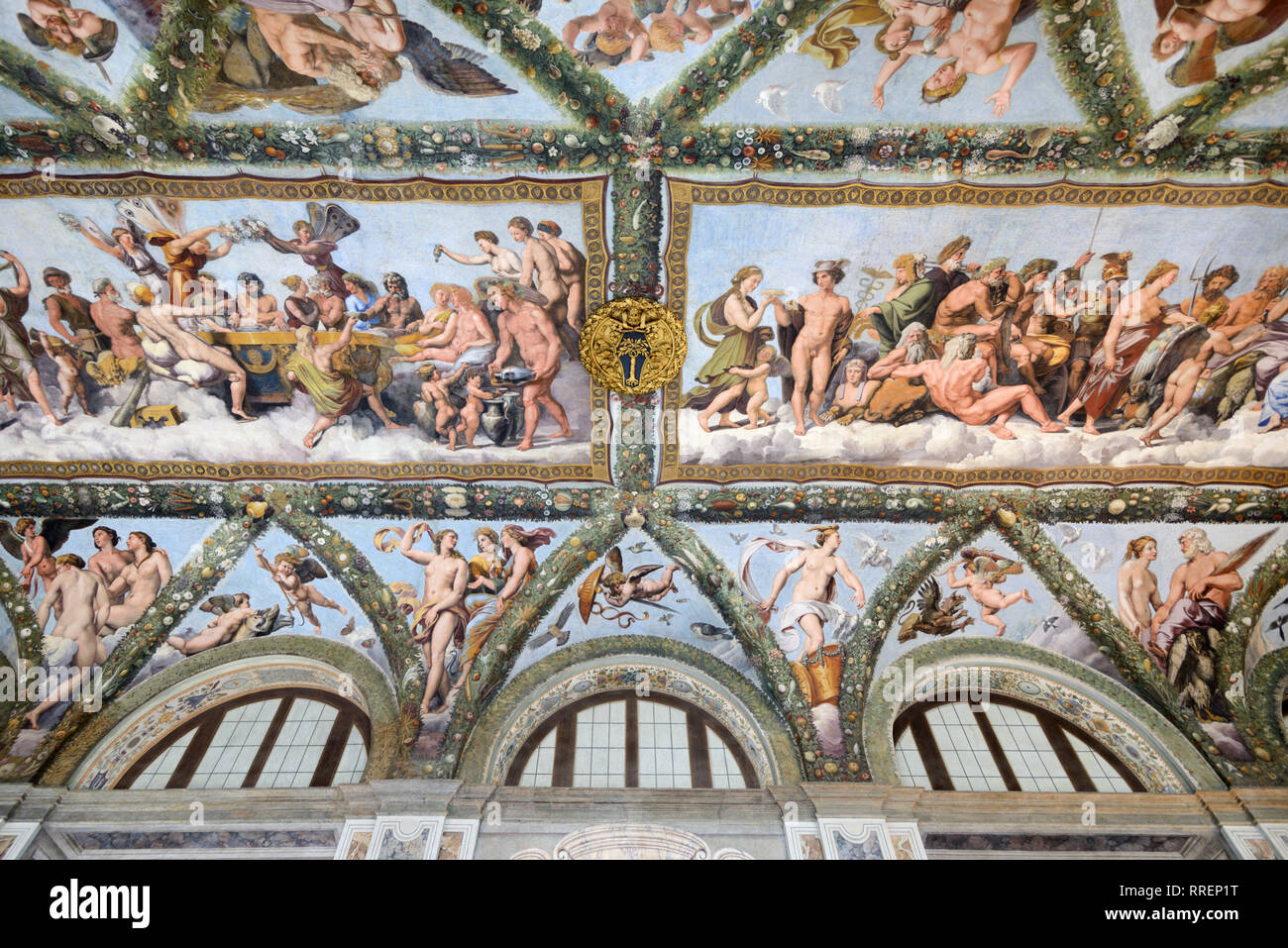 Il soffitto dipinto della Loggia di Cupido & Psiche (1518) da Raphaël, nel rinascimento Villa Farnesina, costruito 1506-1510, Trastevere Roma Italia Foto Stock