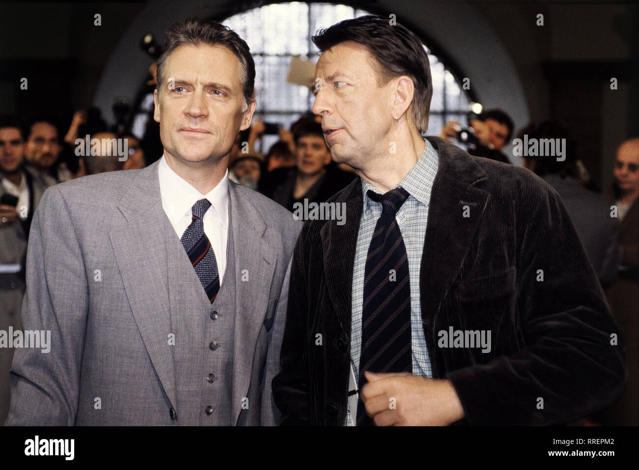 FREIWILD (1) Zweiteiliger Thriller- KRC 2015 David Voss (ROBERT ATZORN) steht für Recht und Gesetz - unbestechlich und unerbittlich. Mit Lutz Krieger (JÖRG GUDZUHN), leitender Hauptkommissar, hat er es geschafft, einige hochkarätige Wirtschafts-leute auf die Anklagebank zu bringen. Doch die Klage wird fallengelassen und jetzt beginnt für David Voss ein Wettlauf mit der Zeit. Regie: Wolfgang Dickmann / Überschrift: FREIWILD (1) / BRD 1997 Foto Stock