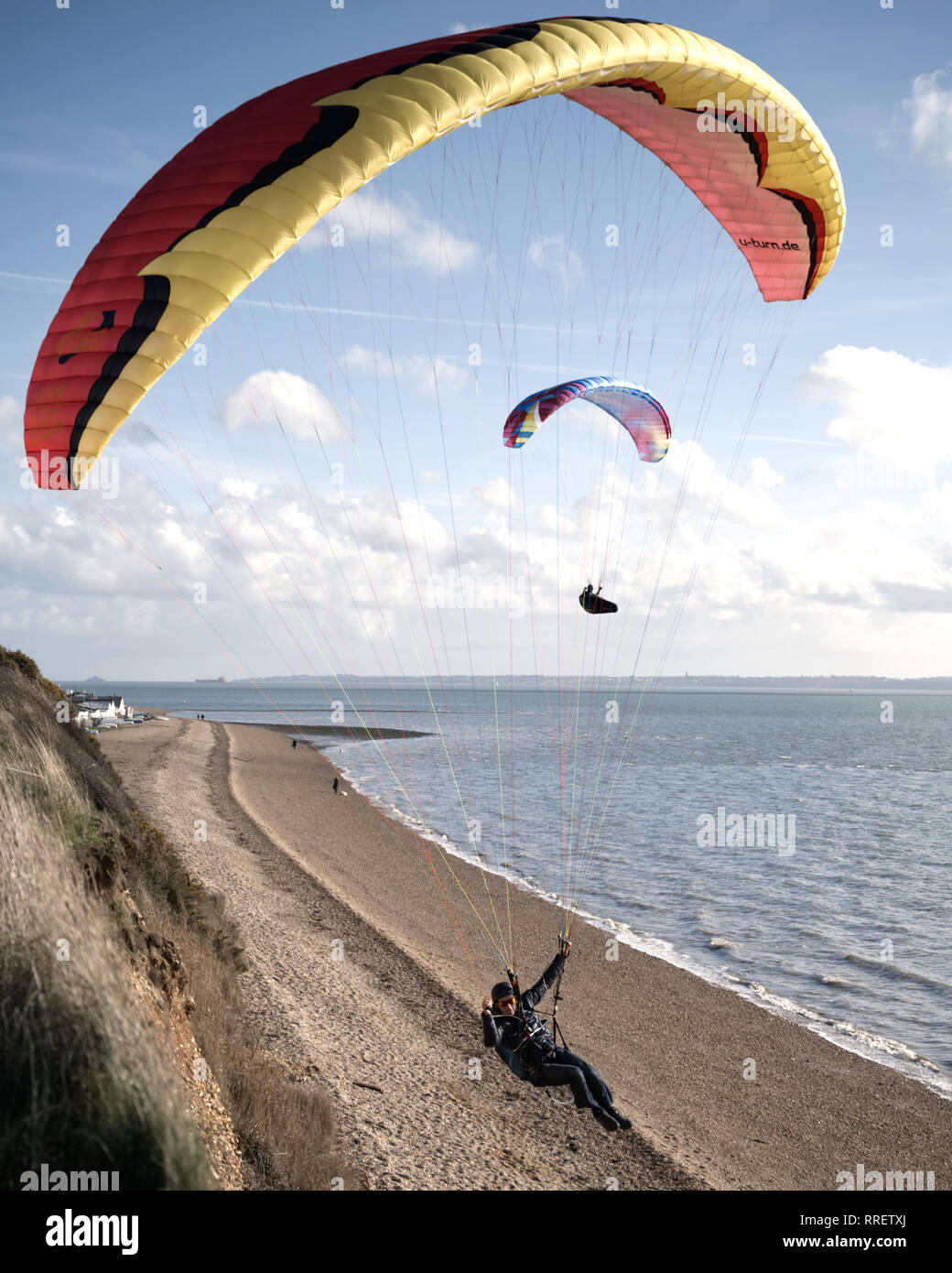 Regno Unito ha più calde di inverno meteo mai. Ad alta pressione, cielo blu e condizioni idilliaco. Parapendio dalla spiaggia a Titchfield Foto Stock