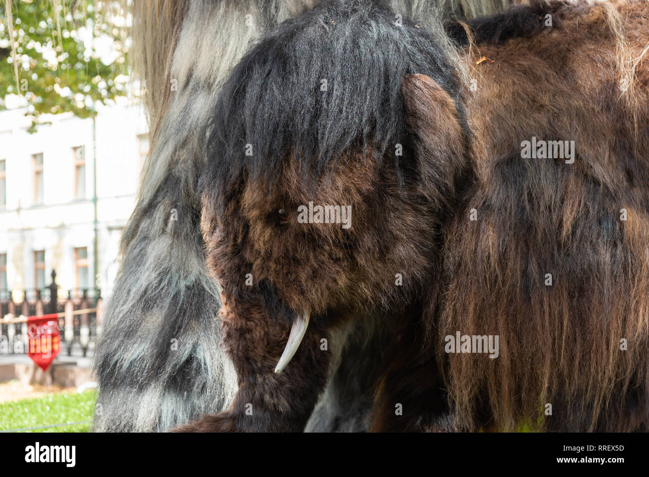 Mosca, 13 agosto 2018: Life-size mockup di un mammut preistorici animali sui display in Mosca Garden Ring Boulevard durante il tempo di epoche e festival Foto Stock