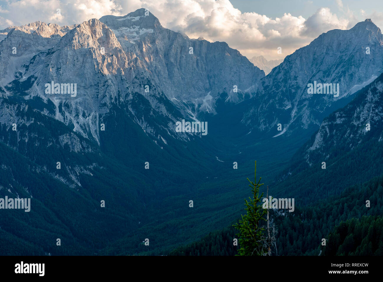 Alpi Giulie in Slovenia nell estate del 2018. -Mt. Triglav e la valle di Vrata Foto Stock