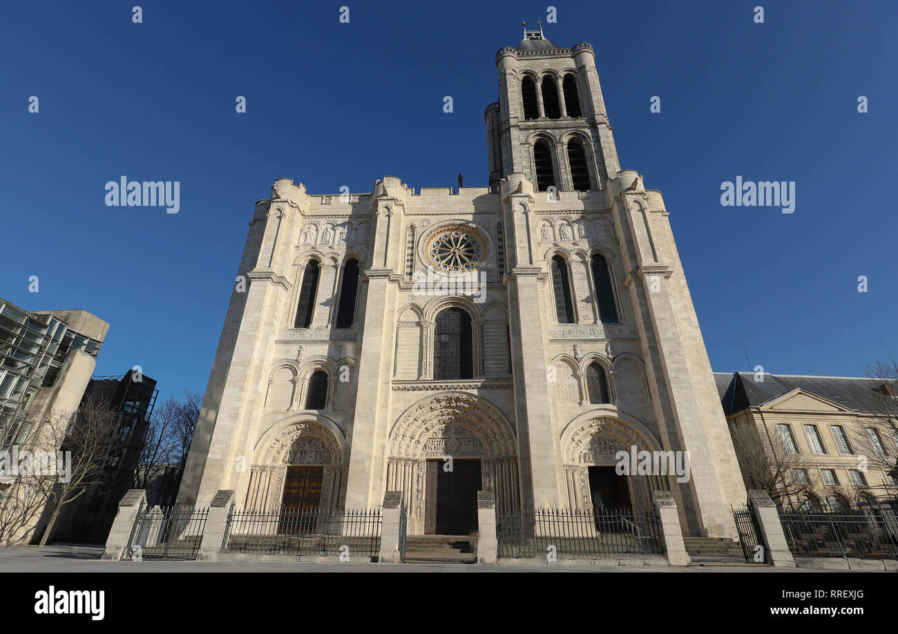 La facciata esterna della Basilica di Saint Denis, Saint-Denis, Parigi, Francia Foto Stock