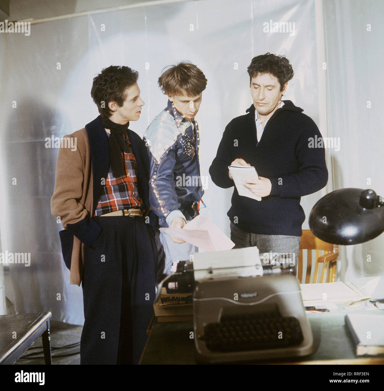 TATORT / Beweisaufnahme / Zwei junge Männer, Hannes Lehm und Klaus Hößler, verhindern im letzten Augenblick ein Notzuchtverbrechen. Kommissar Walther findet als Täter den 19jährigen Gunar Melz, vor der krankenhausreif geschlagen wurde. Als es zur Verhandlung kommt, erfahren die beiden Retter, die sich eigentlich als Helden fühlen, dass sie unter Anklage gestellt werden... / JOCHEN SCHRÖDER - Klaus Hößler, F.K. PRÄTORIUS - Hannes Lehm, / VOLKER BRANDT - Kommissar Walther / 28384 / , 16DFATatort1 / Überschrift: TATORT / BRD 1981 Foto Stock