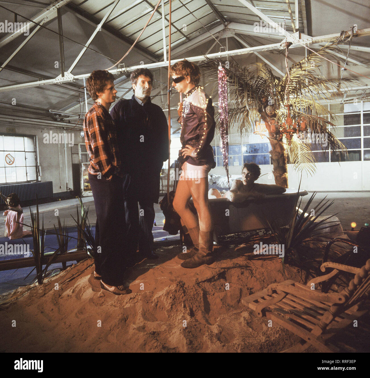 TATORT / Beweisaufnahme / Zwei junge Männer, Hannes Lehm und Klaus Hößler, verhindern im letzten Augenblick ein Notzuchtverbrechen. Kommissar Walther findet als Täter den 19jährigen Gunar Melz, vor der krankenhausreif geschlagen wurde. Als es zur Verhandlung kommt, erfahren die beiden Retter, die sich eigentlich als Helden fühlen, dass sie unter Anklage gestellt werden... / JOCHEN SCHRÖDER - Klaus Hößler, VOLKER BRANDT - Kommissar Walther, F.K. PRÄTORIUS - Hannes Lehm, JOHANNA SOPHIA / 28384 / , 16DFATatort2 / Überschrift: TATORT / BRD 1981 Foto Stock