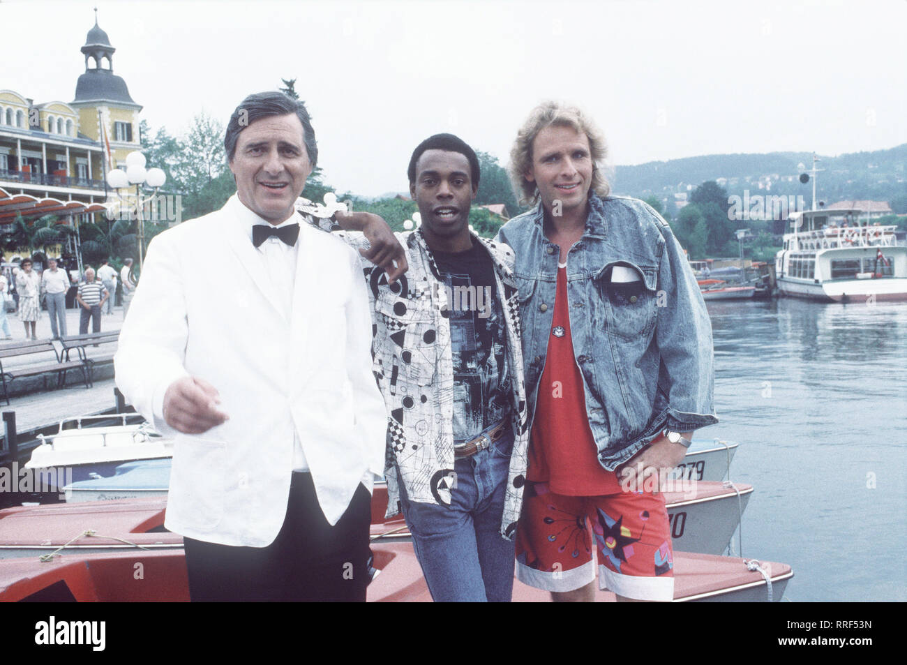 ZÄRTLICHE CHAOTEN- Die Chaoten Schmidgruber (HELMUT FISCHER), Walker (MICHAEL WINSLOW) und Ricky (Thomas Gottschalk) verlieben sich alle in die hübsche Rose, era natürlich noch mehr caos in ihr Leben bringt. Regie: Franz Josef Gottlieb / Überschrift: ZÄRTLICHE CHAOTEN / BRD 1987 Foto Stock