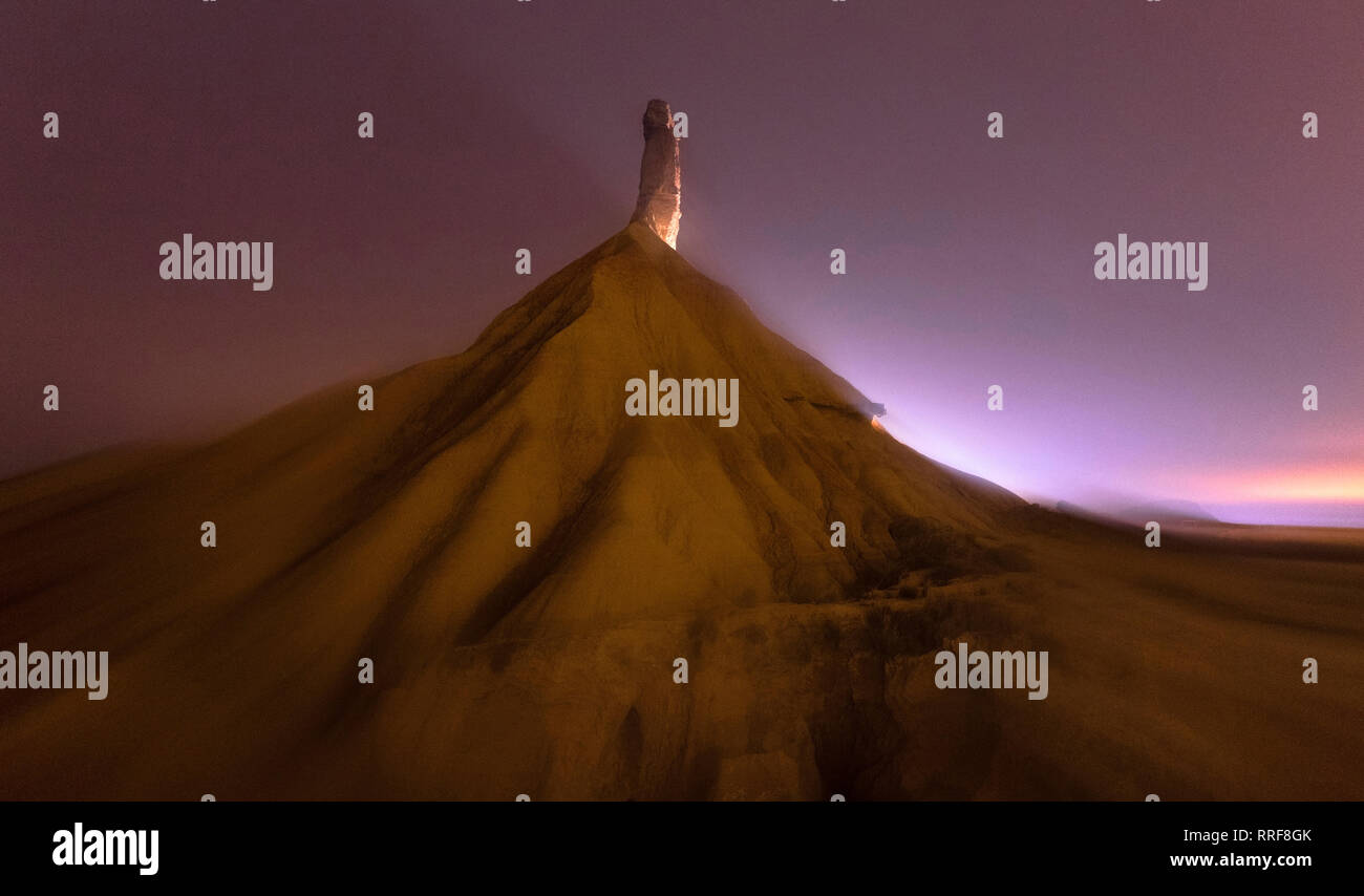 Picco di montagna in pietra e una vista pittoresca del cielo con stelle di notte in Bardenas Reales, Navarra, Spagna Foto Stock