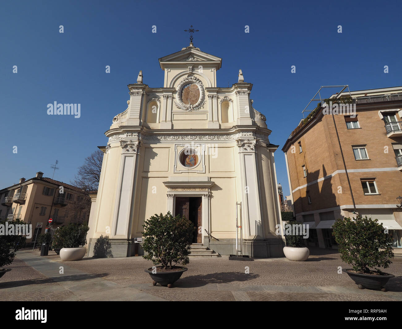 San Giovanni Battista (Giovanni Battista) Chiesa di Alba, Italia. Hic Domus Dei significa La Casa del Signore Foto Stock