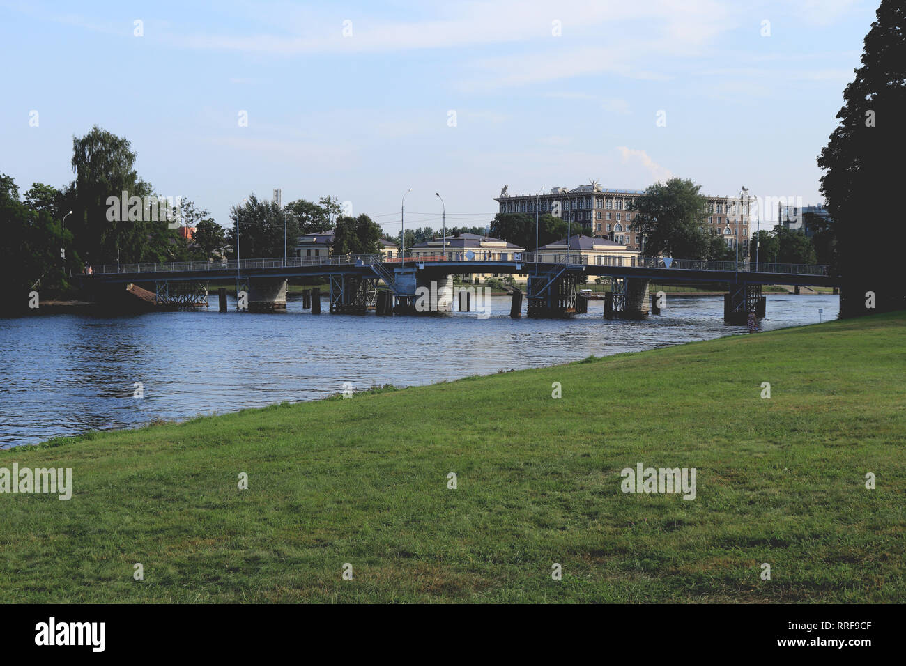 Di medie Nevka fiume primo ponte Elagin Elagin da isola a isola di Pietra. San Pietroburgo area d'acqua. Il Central Park di cultura e di riposo. S. M. Kirova Foto Stock