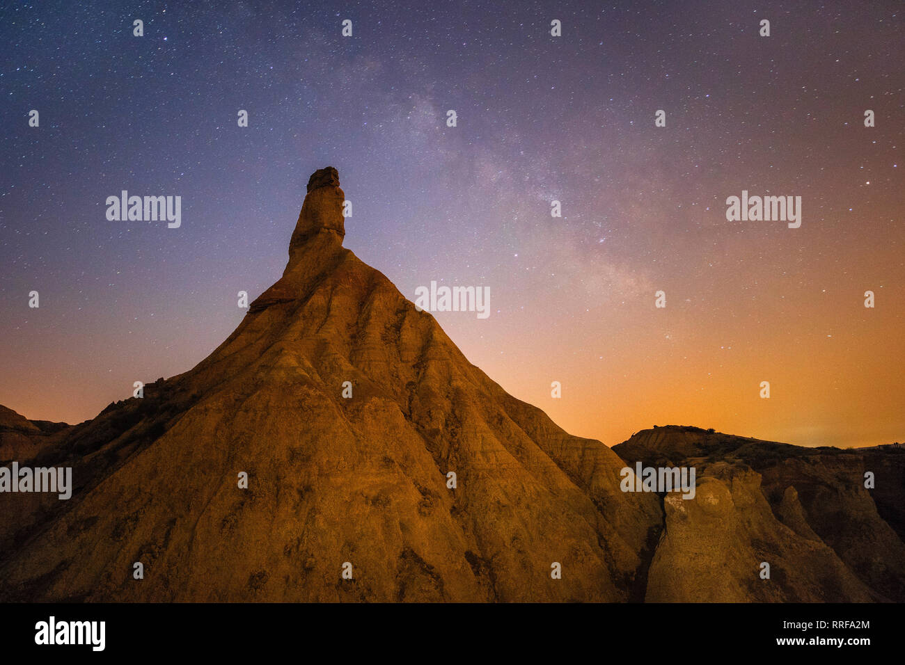 Picco di montagna in pietra e una vista pittoresca del cielo con stelle di notte in Bardenas Reales, Navarra, Spagna Foto Stock