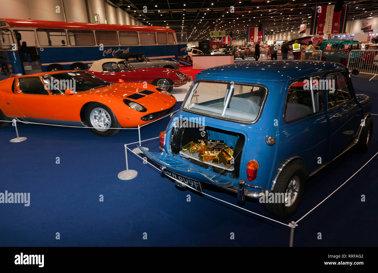 Display speciale di veicoli che presenti nel iconico British film " The Italian Job" sul display in corrispondenza del 2019 London Classic Car Show Foto Stock
