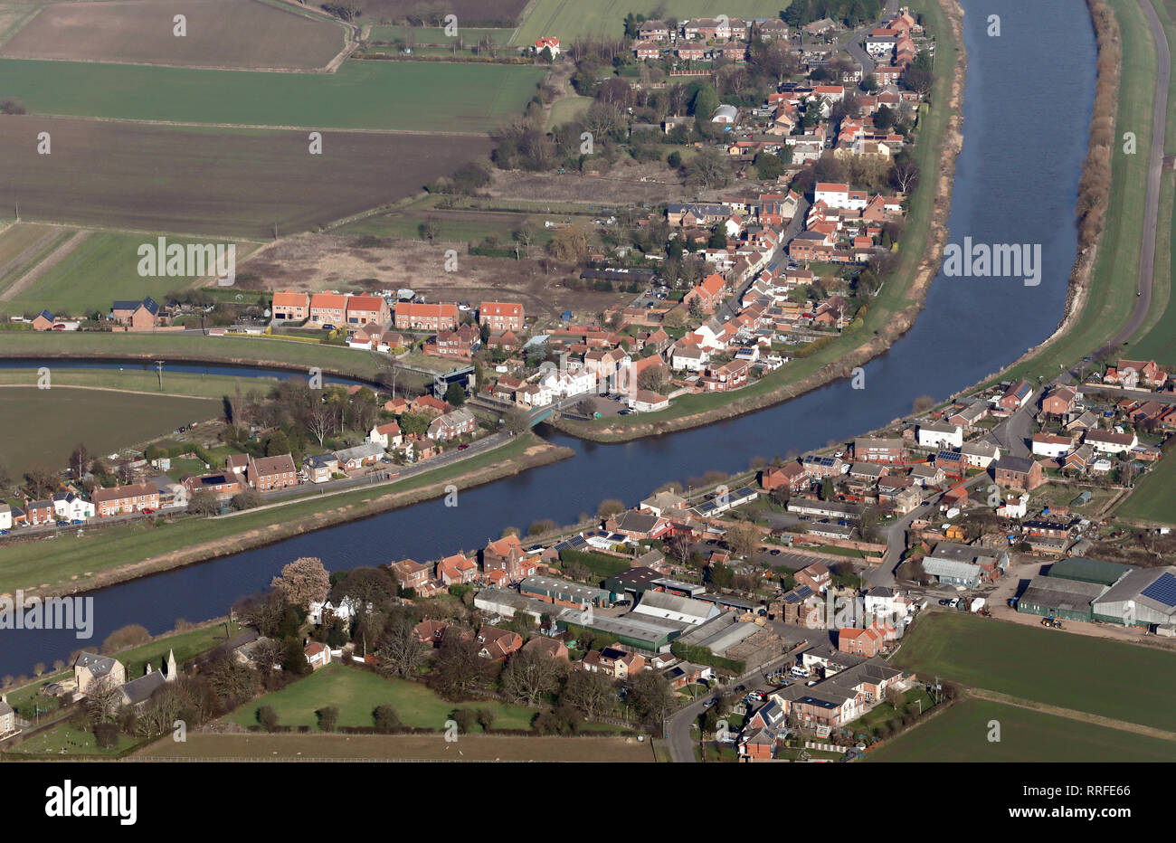 Vista aerea di Oriente e di Occidente Stockwith villaggi, su entrambi i lati del Fiume Trent dove si congiunge con il fiume Idle, Nottinghamshire Foto Stock