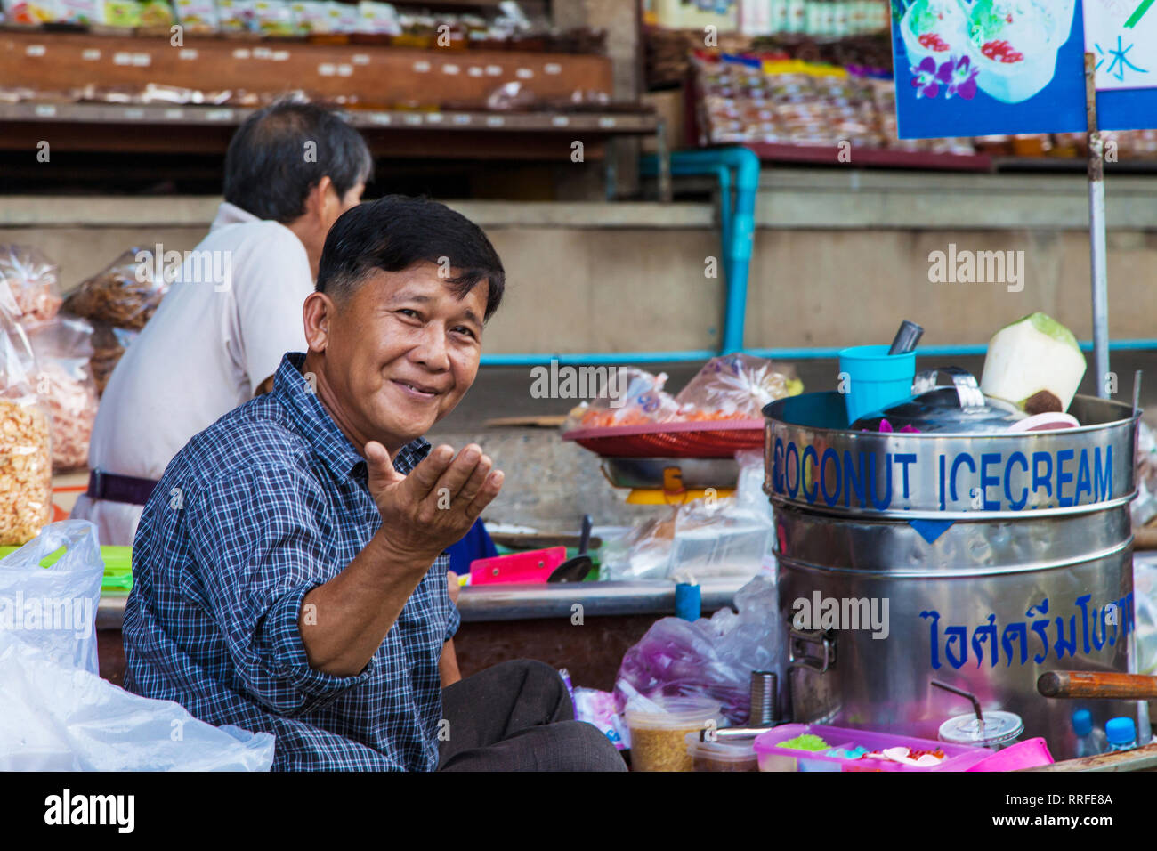 Damnoen Saduak, Tailandia - 29 agosto 2018: uomo vendere il cocco gelato da una barca nel Mercato Galleggiante di Damnoen Saduak, Ratchaburi, Thailandia. Foto Stock