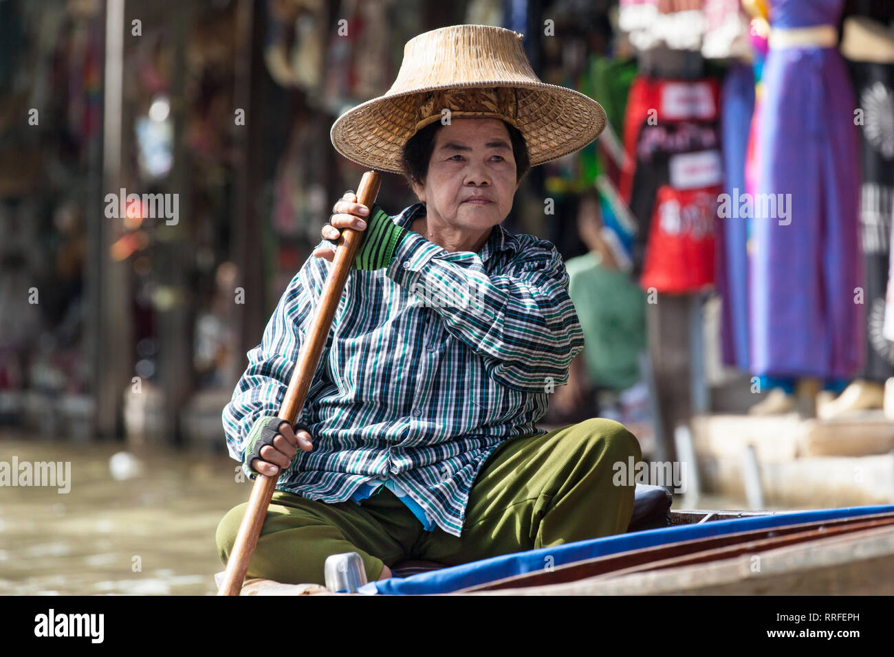 Damnoen Saduak - Agosto 29, 2018: donna anziana paddling la sua barca nel Mercato Galleggiante di Damnoen Saduak, Ratchaburi, Thailandia. Foto Stock