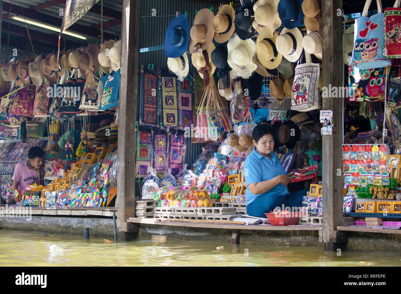 Damnoen Saduak, Tailandia - 29 agosto 2018: Regali sulla riva del canale nel Mercato Galleggiante di Damnoen Saduak, Ratchaburi, Thailandia. Foto Stock