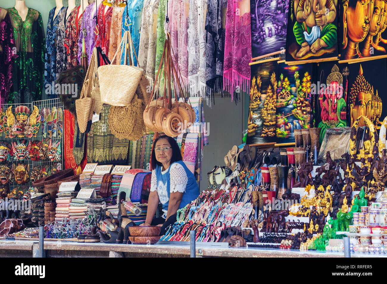 Damnoen Saduak, Tailandia - 29 agosto 2018: Negozio di souvenir al Mercato Galleggiante di Damnoen Saduak, Ratchaburi, Thailandia. Foto Stock