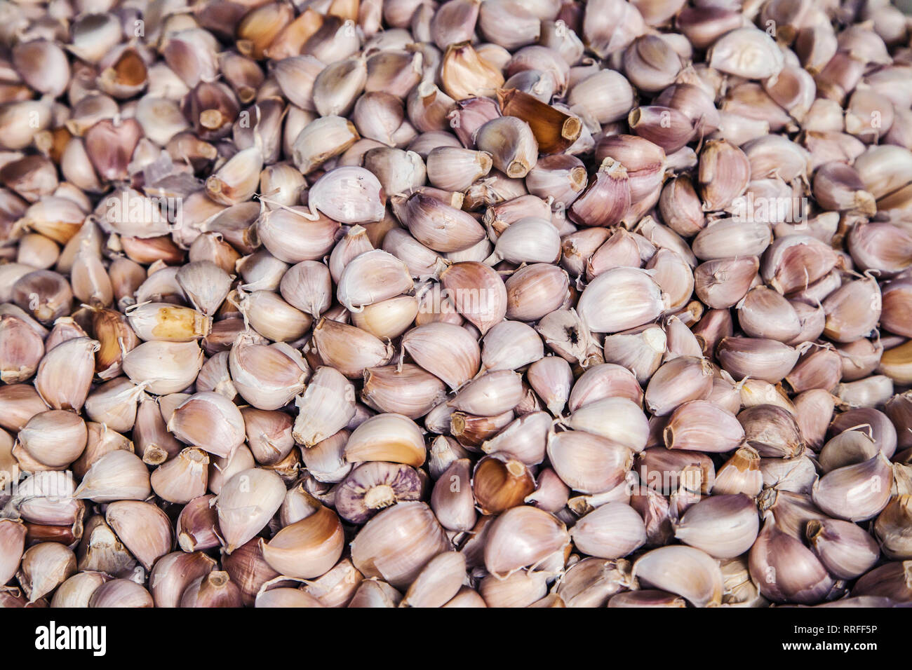 Pila di thai spicchi di aglio in un mercato tailandese. Foto Stock