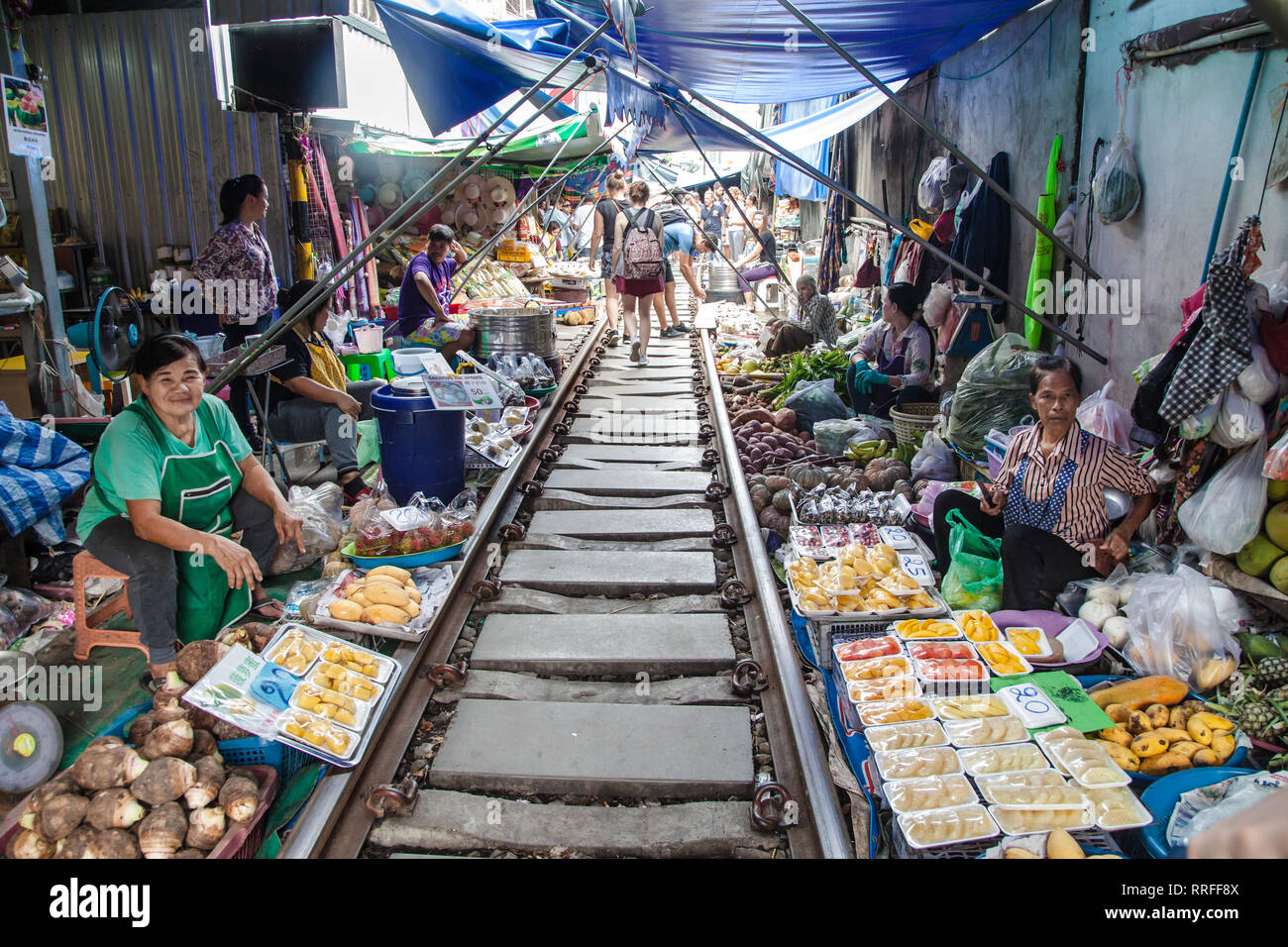 Maeklong, Tailandia - 29 agosto 2018: il mercato ferroviario in Maeklong, Thailandia, noto anche come l'Ombrello tirare verso il basso del mercato. Foto Stock