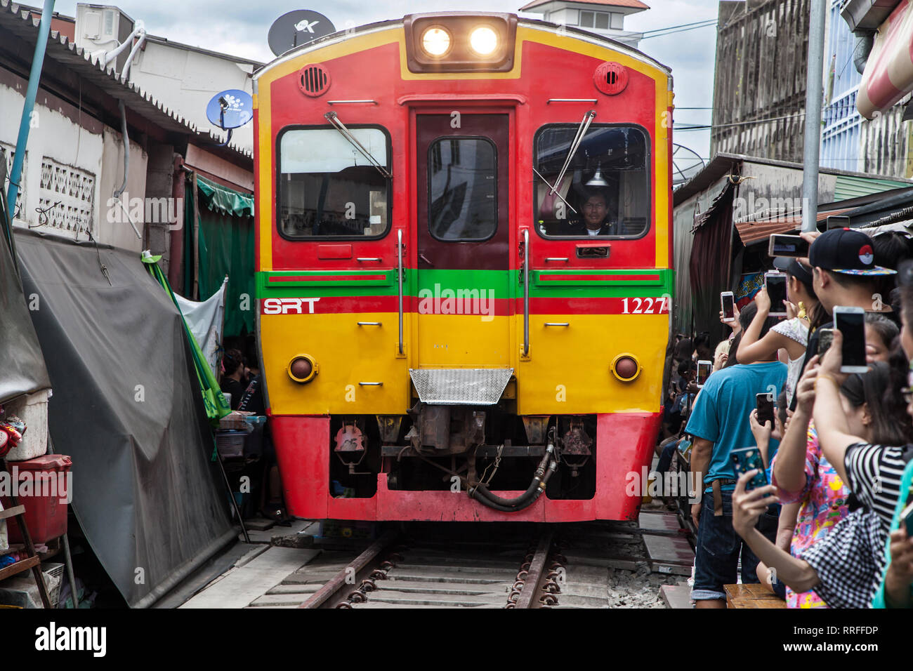 Maeklong, Tailandia - 29 agosto 2018: Treno attraversando l'Ombrello tirare verso il basso sul mercato Agosto 29, 2018 in Maeklong, Samut Songkhram, Thailandia. Foto Stock