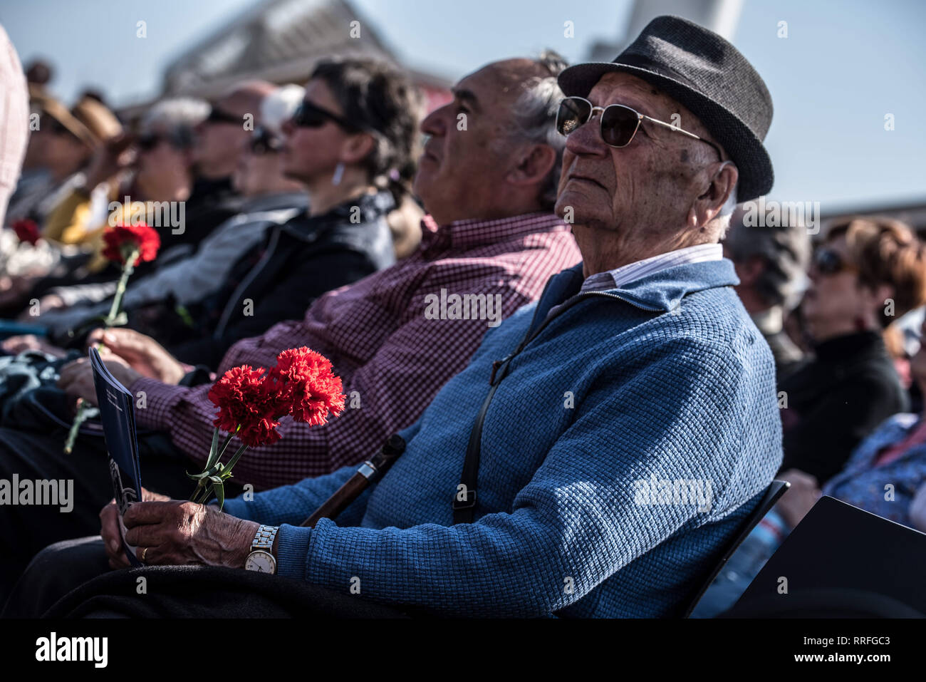 Febbraio 24, 2019 - barcellona catalogna/Spagna Spagna - un uomo visto tenendo un garofano durante il tributo a quelle scattate a Camp de la Bota campo di concentramento..Inaugurazione del memorial spazio del Camp de la Bota nella memoria del popolo 1,706 shot dal regime di Franco tra il 1939 e il 1952. (Credito Immagine: © Xavi Ariza/SOPA immagini via ZUMA filo) Foto Stock