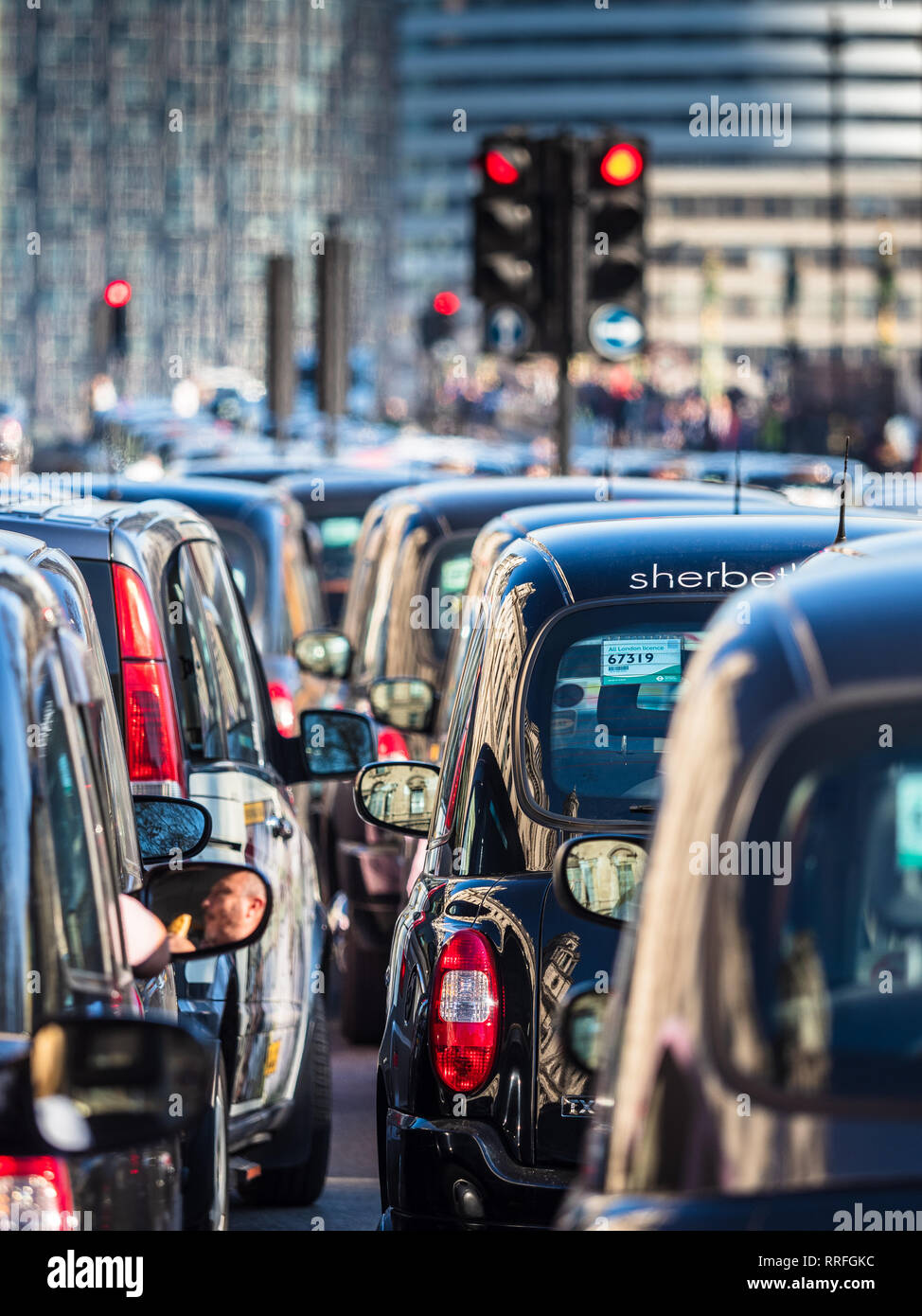 Londra Taxi Coda - London Taxi coda vicino a Westminster Bridge nella zona centrale di Londra London Black Cabs. Foto Stock