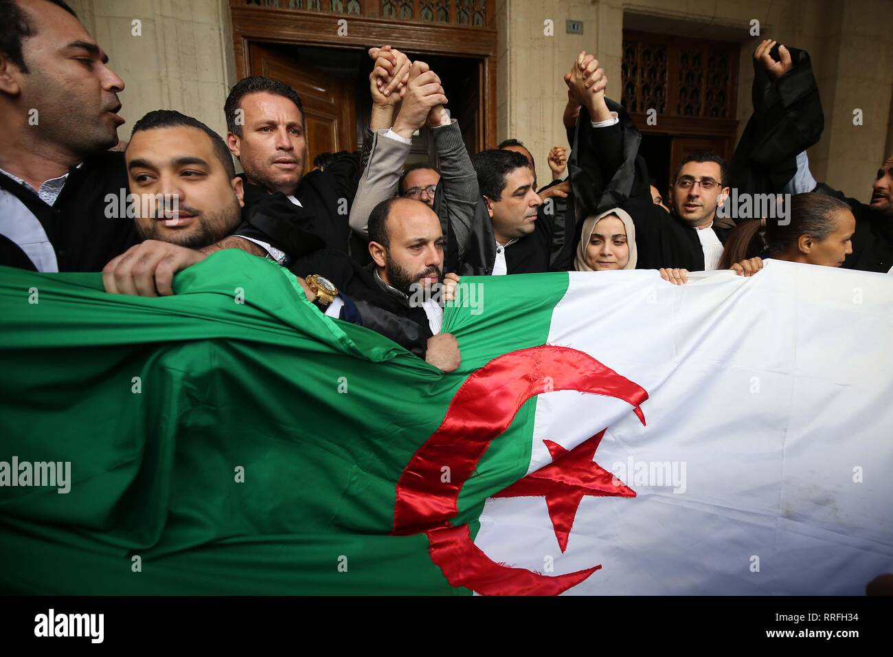 Algeri. Il 25 febbraio, 2019. Un gruppo di avvocati algerino prendere parte a una protesta presso un tribunale di Algeri, Algeria, nel febbraio 25, 2019. Decine di avvocati il lunedì ha tenuto un sit-in qui per sollecitare i servizi di sicurezza per liberare tutti i manifestanti che hanno partecipato alla recente anti regime marche la TSA news sito segnalato. Credito: Xinhua/Alamy Live News Foto Stock