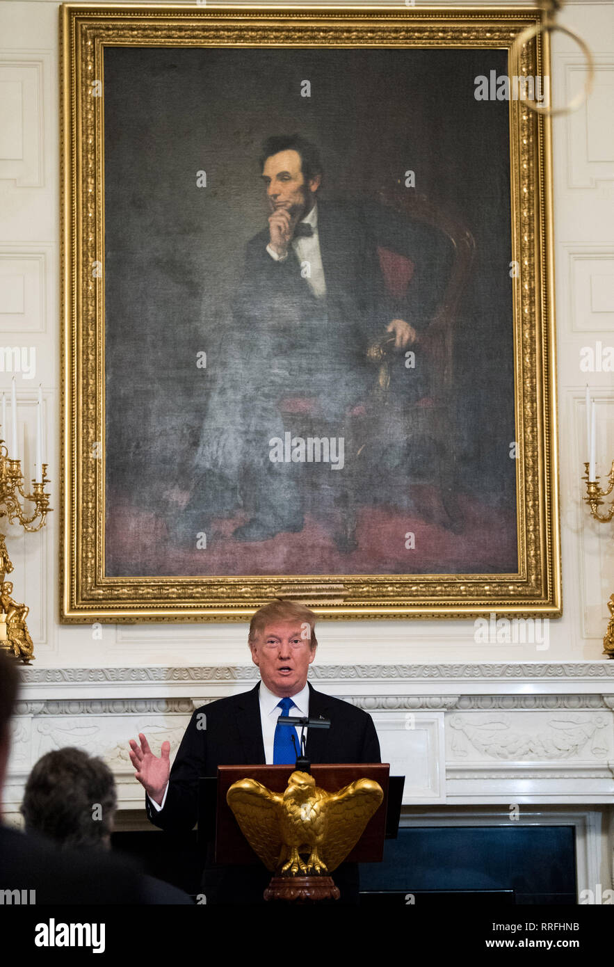 Washington, Distretto di Columbia, Stati Uniti d'America. Il 25 febbraio, 2019. Il Presidente degli Stati Uniti, Trump indirizzo un gruppo dei governatori durante il 2019 White House Business sessione presso la Casa Bianca di Washington, DC il 25 febbraio 2019. Trump discute il gruppo sull'infrastruttura, l'epidemia di oppioidi, la sicurezza dei confini e la Cina la politica commerciale. Credito: Kevin Dietsch/Piscina via CNP Credito: Kevin Dietsch/CNP/ZUMA filo/Alamy Live News Foto Stock