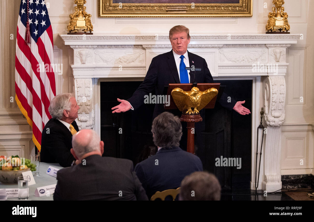 Il Presidente degli Stati Uniti, Trump indirizzo un gruppo dei governatori durante il 2019 White House Business sessione presso la Casa Bianca di Washington, DC il 25 febbraio 2019. Trump discute il gruppo sull'infrastruttura, l'epidemia di oppioidi, la sicurezza dei confini e la Cina la politica commerciale. Credito: Kevin Dietsch/Piscina via CNP /MediaPunch Foto Stock