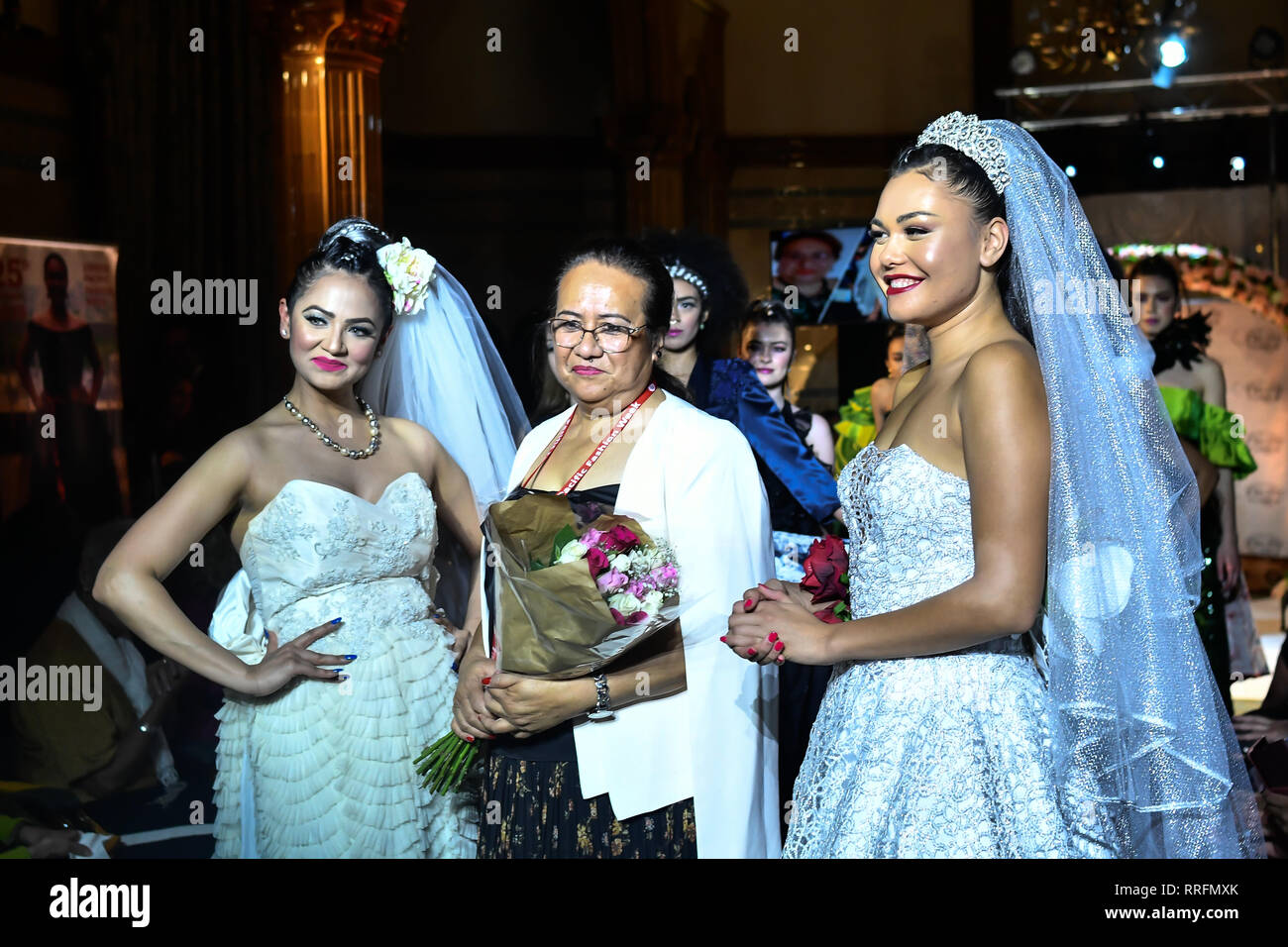 Whitehall, Londra, Regno Unito. Il 25 febbraio, 2019. Vina designer di moda (Tonga) mette in mostra la sua ultima collezione con Sua Eccellenza ha l'on. Titilupe Fanetupouvava'u Tu'ivakano di Tonga Alto Commissario UK frequentare il Pacifico London Fashion Week in one Whitehall, Londra, Regno Unito. 25 feb 2019. Credito: Picture Capital/Alamy Live News Foto Stock