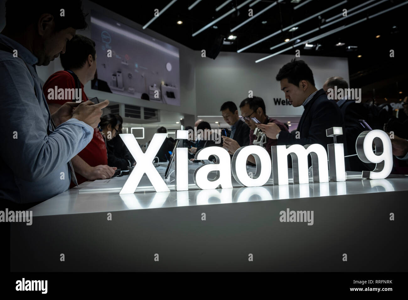 Il logo luminoso di Xiaomi 9 è visto durante la MWC2019. La MWC2019 Mobile World Congress apre le sue porte per presentare le ultime novità dei produttori di telefoni intelligenti. La presenza di dispositivi pronti a gestire il 5G delle comunicazioni è stato il tratto distintivo di questa edizione. Foto Stock