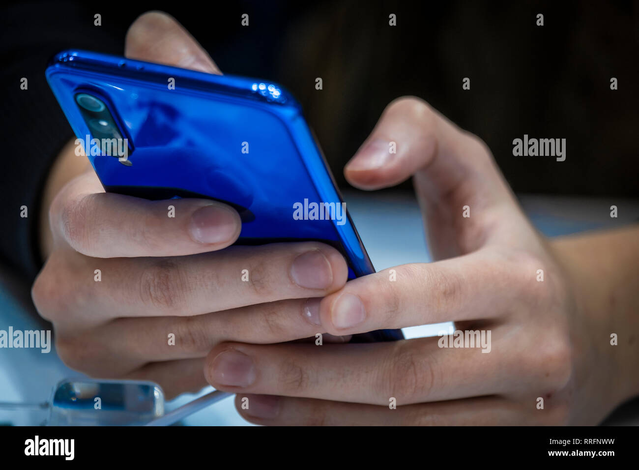 Il nuovo colore blu modello di Xiaomi 9 è visto durante la MWC2019. La MWC2019 Mobile World Congress apre le sue porte per presentare le ultime novità dei produttori di telefoni intelligenti. La presenza di dispositivi pronti a gestire il 5G delle comunicazioni è stato il tratto distintivo di questa edizione. Foto Stock