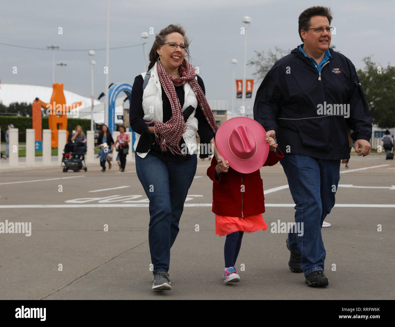 Houston, Stati Uniti d'America. Il 25 febbraio, 2019. La gente visita la Houston Livestock Show e Rodeo di Houston, Texas, Stati Uniti nel febbraio 25, 2019. La Houston Livestock Show e Rodeo, chiamato anche RodeoHouston o abbreviata HLSR, è la più grande fiera di bestiame e rodeo nel mondo. Esso comprende uno dei più ricchi regular-season rodeo professionale eventi. Credito: Yi-Chin Lee/Xinhua/Alamy Live News Foto Stock