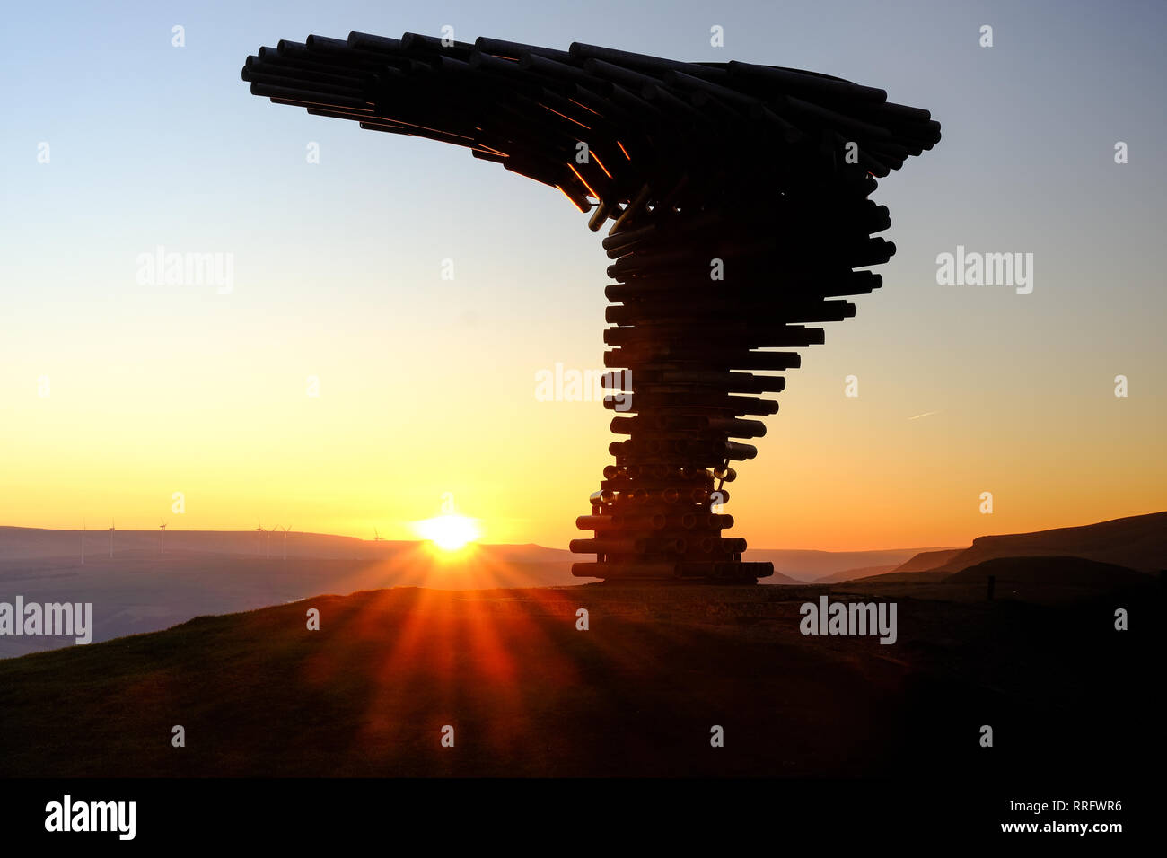 Burnley, Regno Unito. Il 26 febbraio 2019. Regno Unito Meteo. Vi è stata una splendida alba presso il canto squilla albero vicino a Burley in Lancashire come l' ammenda febbraio maltempo continuo. Il canto Ringing Tree è un vento powered scultura sonora che assomiglia a un set struttura nel paesaggio della collina Pennine gamma affacciato Burnley, nel Lancashire. Burnley's Panopticon, "Singing Ringing Tree", è un unica scultura musicale che si affaccia Burnley dalla sua posizione in alto sopra la città sul punto di corona. Credito: Paolo Melling/Alamy Live News Foto Stock