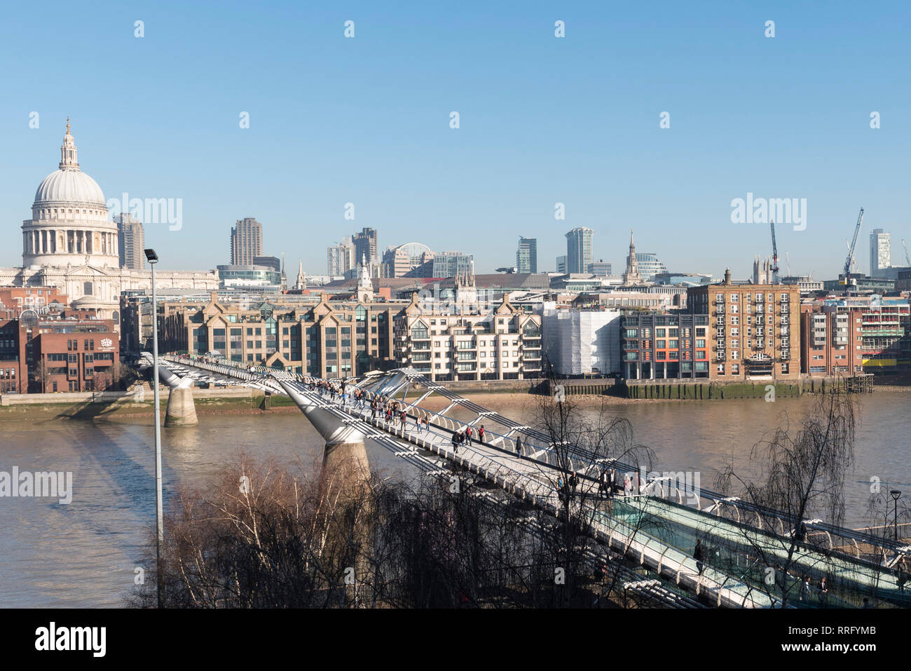 Londra, Regno Unito. 26 Febbraio, 2019. Regno Unito meteo: La città di Londra è inondata di sole su quello che dovrebbe essere il più caldo febbraio giorno dato che sono iniziate le registrazioni. Il unseasonably un clima caldo e si prevede che continuerà per un giorno in più prima di temperature inferiori. Credito: Stephen Chung/Alamy Live News Foto Stock