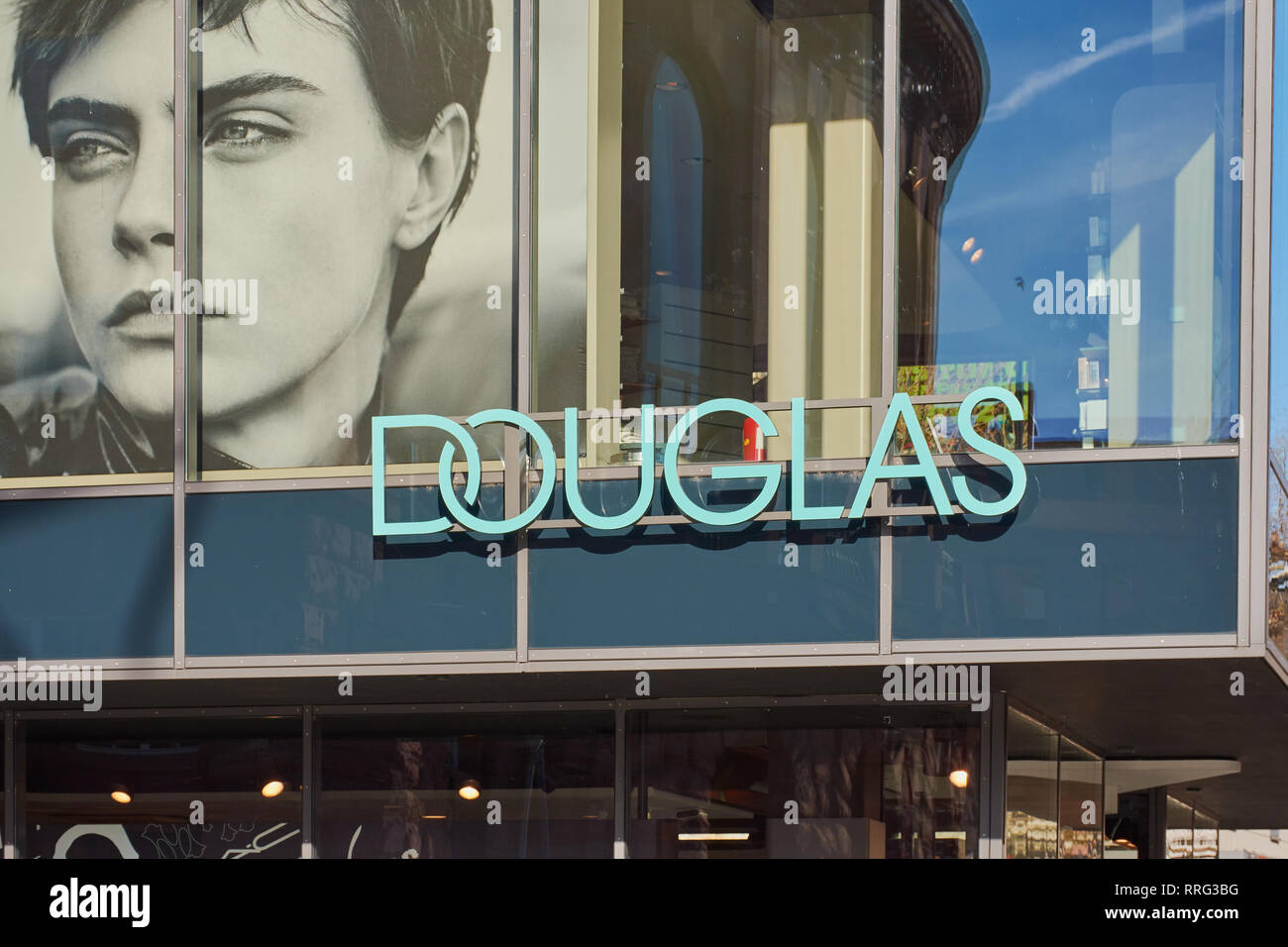 Mainz, Germania - 25 Feb - 2019: il Logo cartello sulla vetrina di un negozio di Douglas. Douglas GmbH è un tedesco di profumi e cosmetici dettagliante Foto Stock