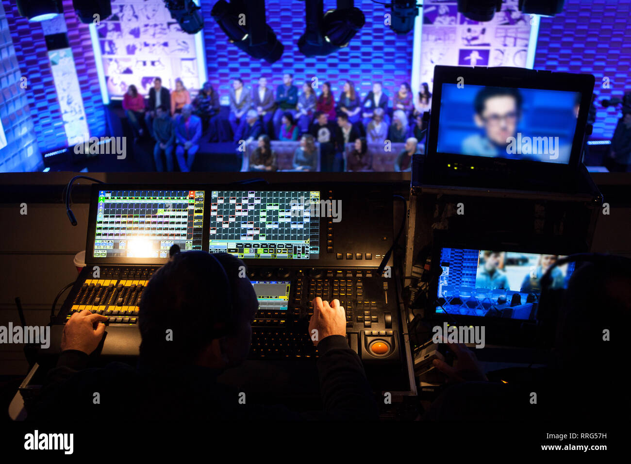 Backstage dal lato della console di mixaggio in studio televisivo Foto Stock