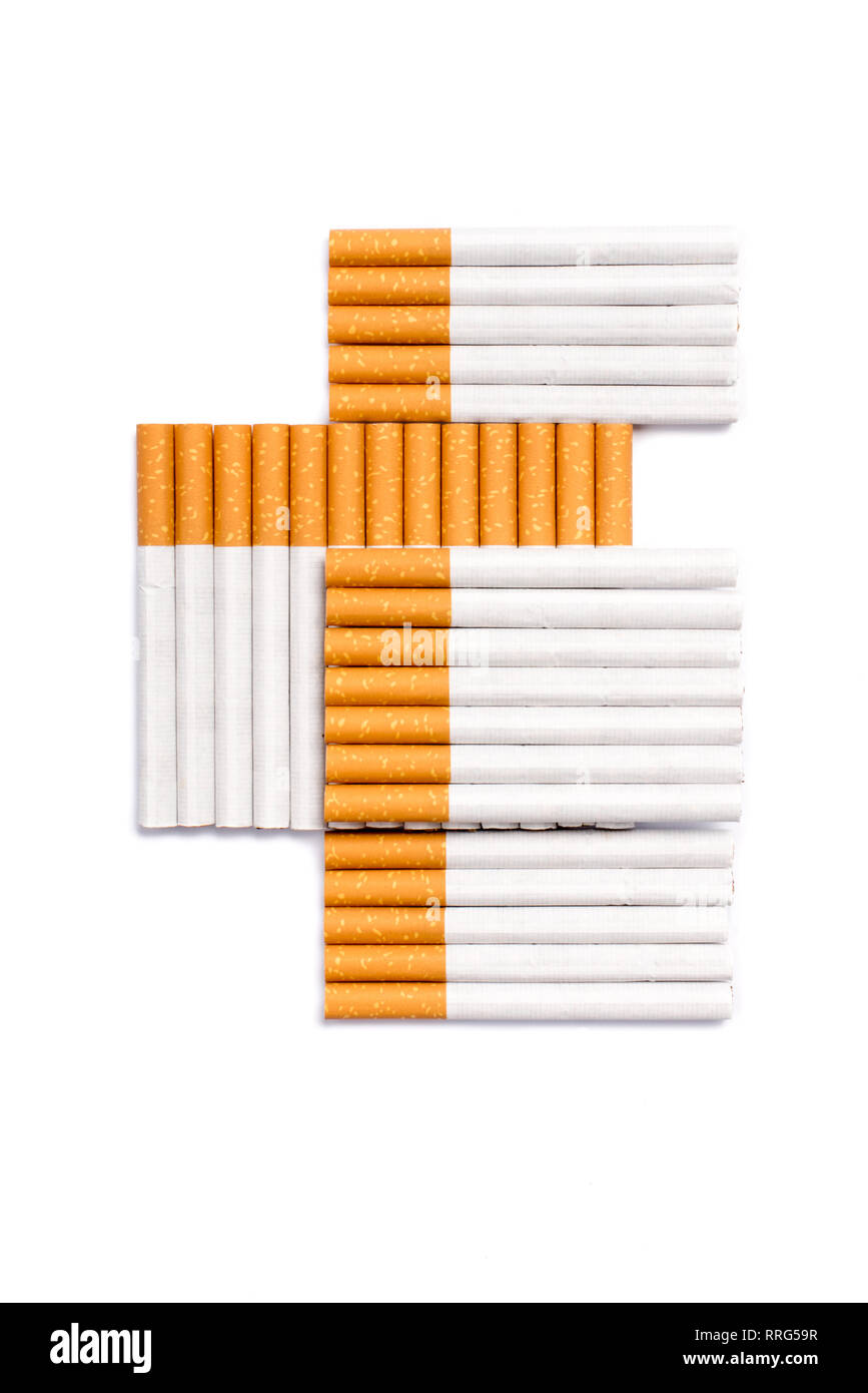 Le sigarette in forma di croce forma. Immagine concettuale di un no smoking idea isolati su sfondo bianco. Foto Stock