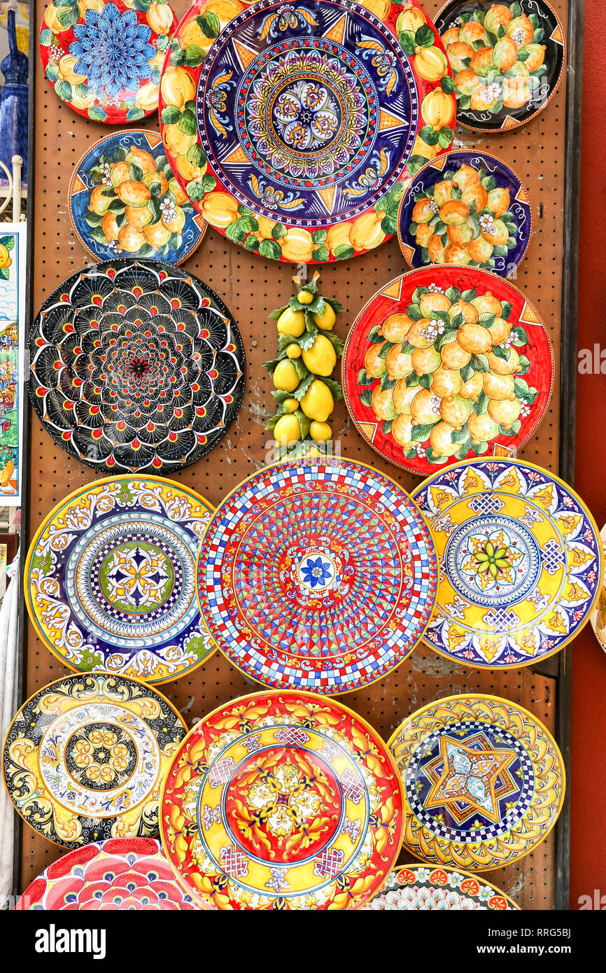POSITANO, Italia - 23 agosto 2018: stile Positano tradizionali ceramiche colorate Foto Stock