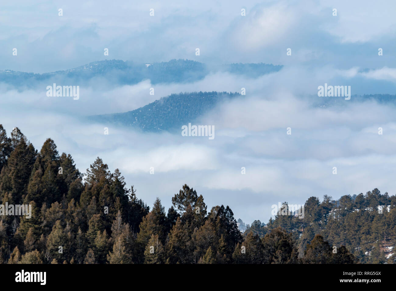 Nebbia e nuvole riempire l'Arkansas River Valley in San Isabel foresta nazionale del Colorado Foto Stock