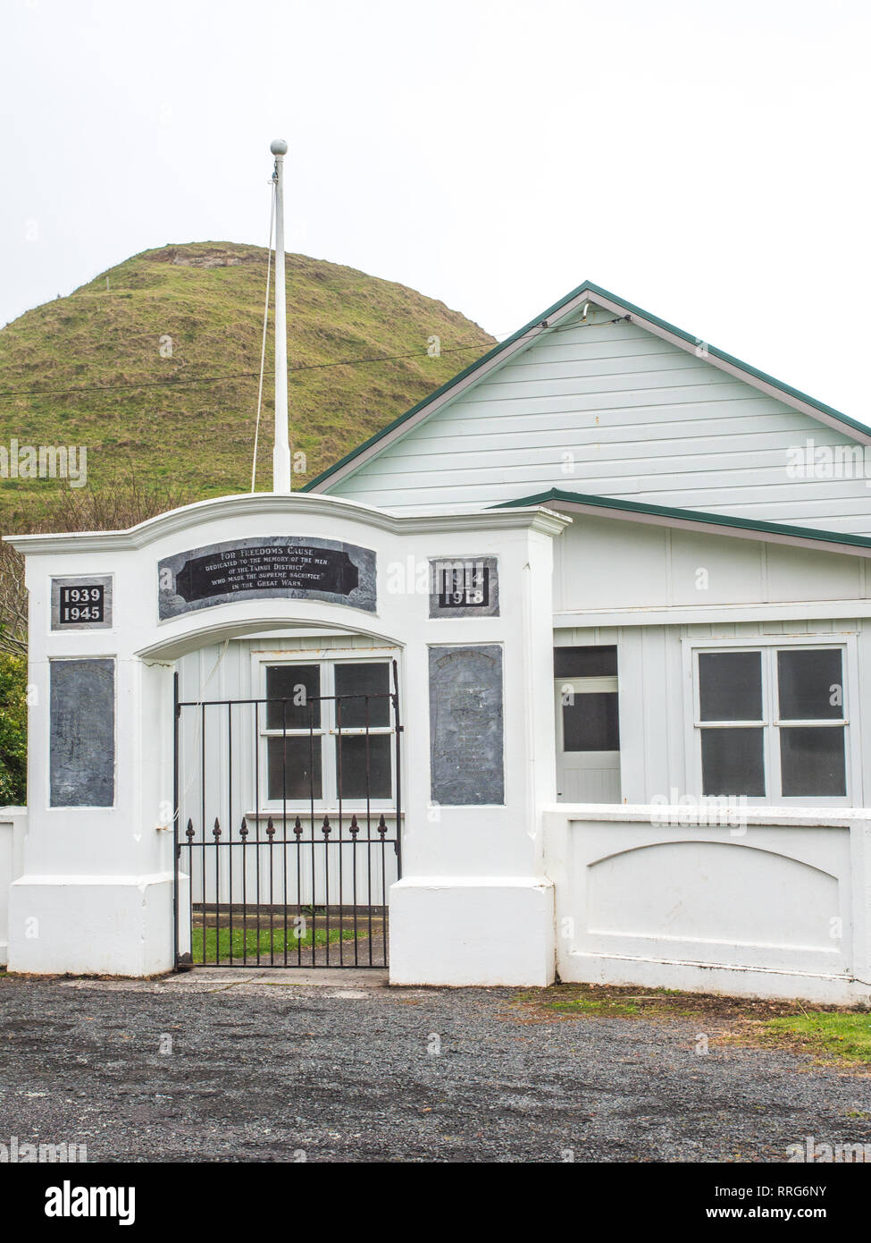 Comunità Awakino hall e Tainui Dstrict War Memorial arch, Awakino, Nord Taranaki, Nuova Zelanda Foto Stock