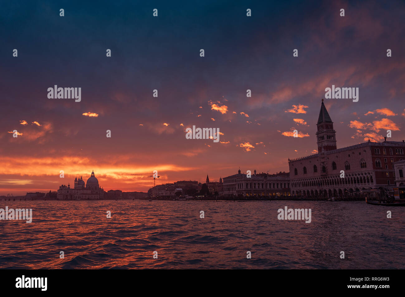 Viste generali di Venezia al tramonto. Da una serie di foto di viaggio in Italia. Data foto: Lunedì 11 Febbraio, 2019. Foto: Roger Garfield/Alamy Foto Stock